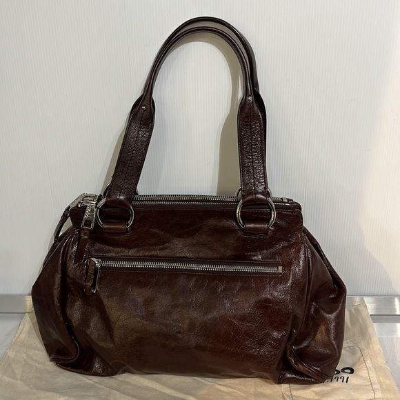 Hobo brand bag with double zipper and large center compartment - Picture 2 of 4